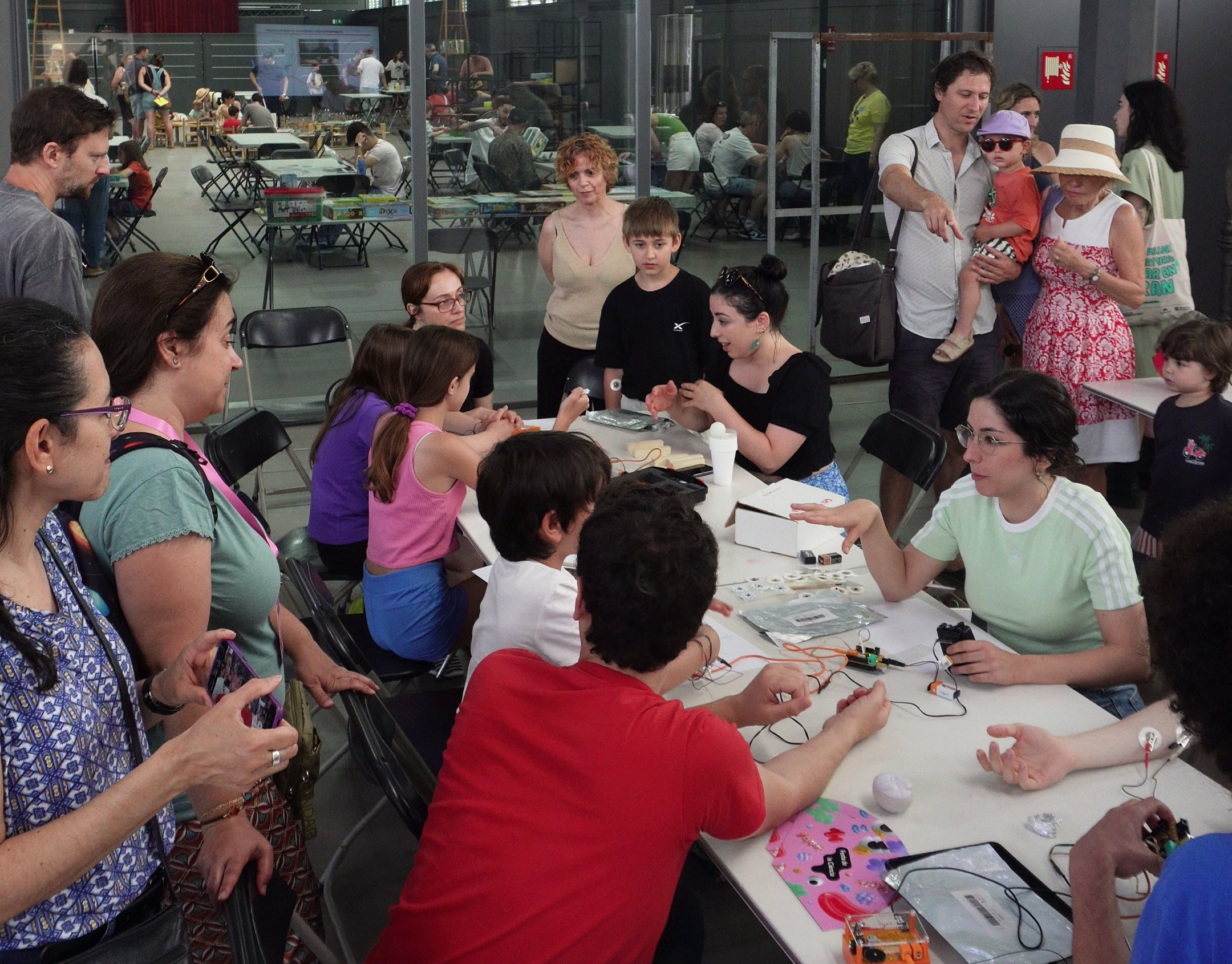 El CRM apropa el cervell al públic a la Festa de la Ciència amb l’activitat “Neural Code”