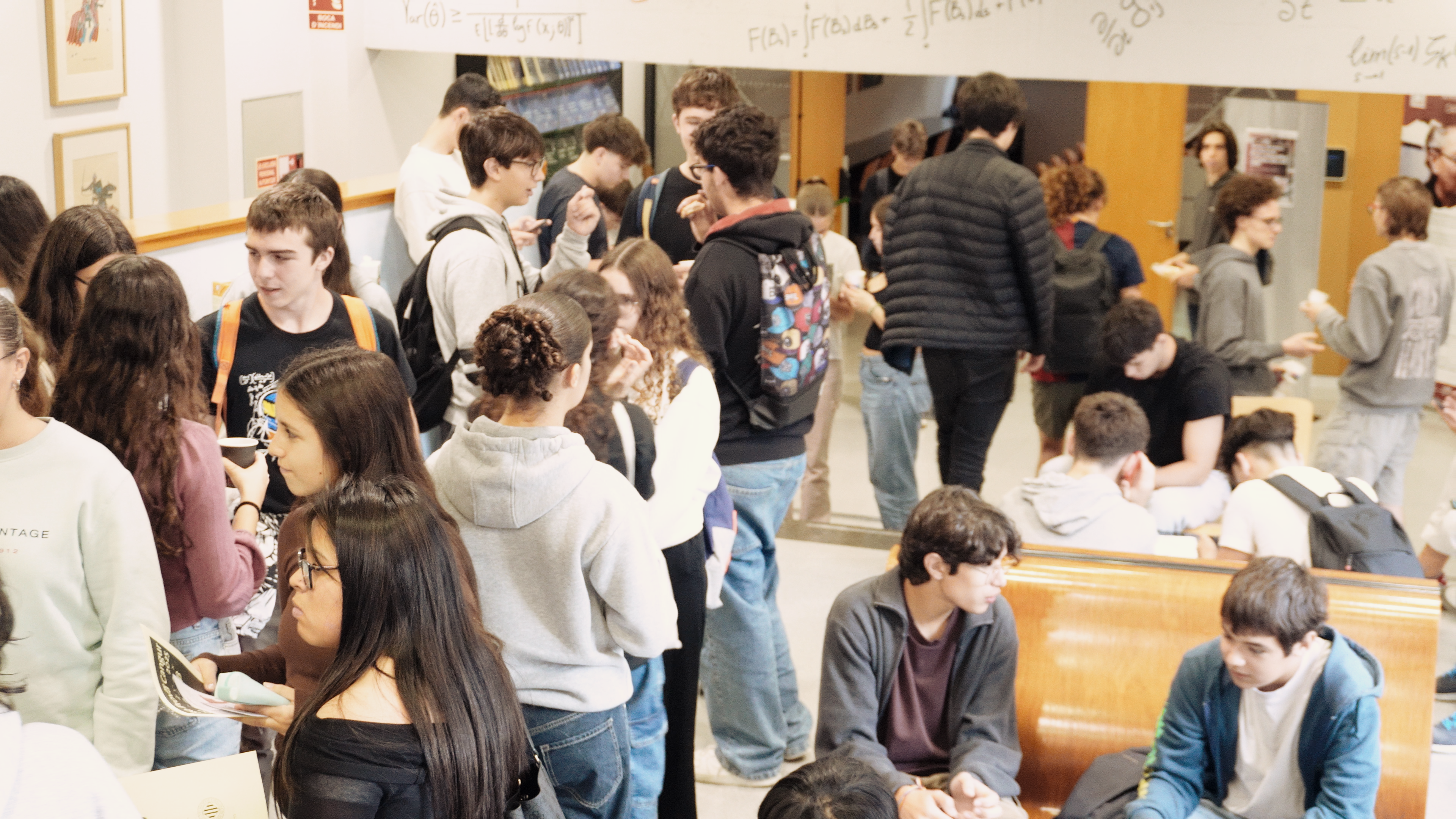 Els estudiants participants a la prova de preselecció de Bojos per les Matemàtiques visiten el CRM